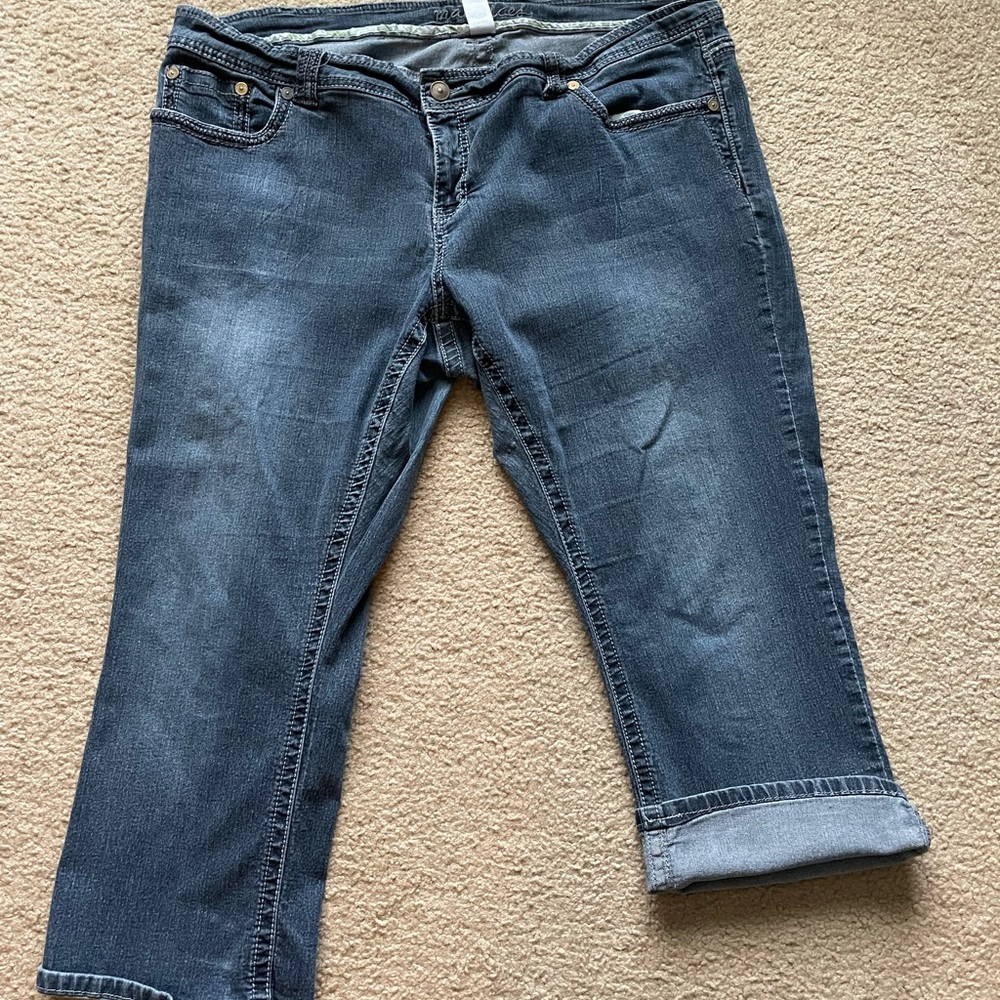 Maurices size 24 capri pants